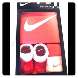 NWT NIKE 3 Piece Onesie, Hat, Booties  6-12 Months